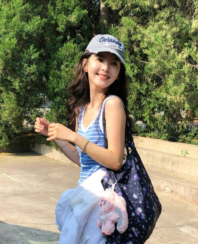 章若楠身穿吊带满满夏日活力 手拿粉色玩偶好吸睛