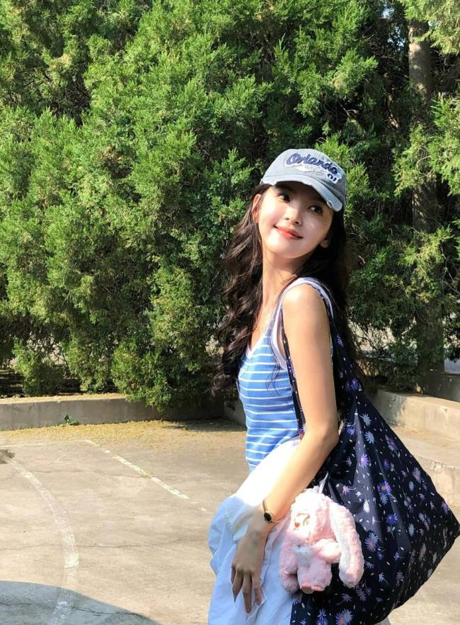 章若楠身穿吊带满满夏日活力 手拿粉色玩偶好吸睛