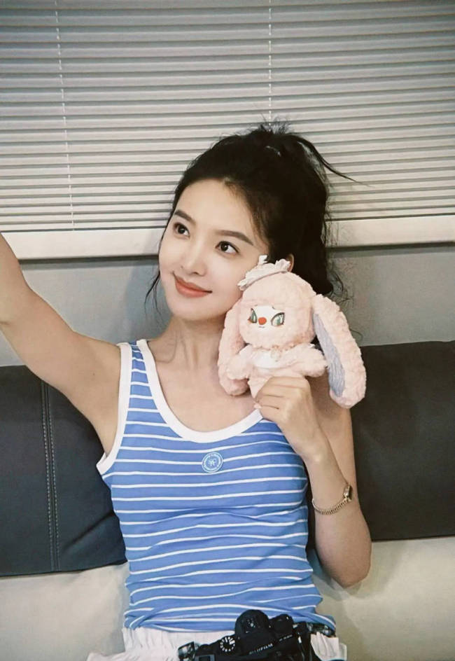 章若楠身穿吊带满满夏日活力 手拿粉色玩偶好吸睛