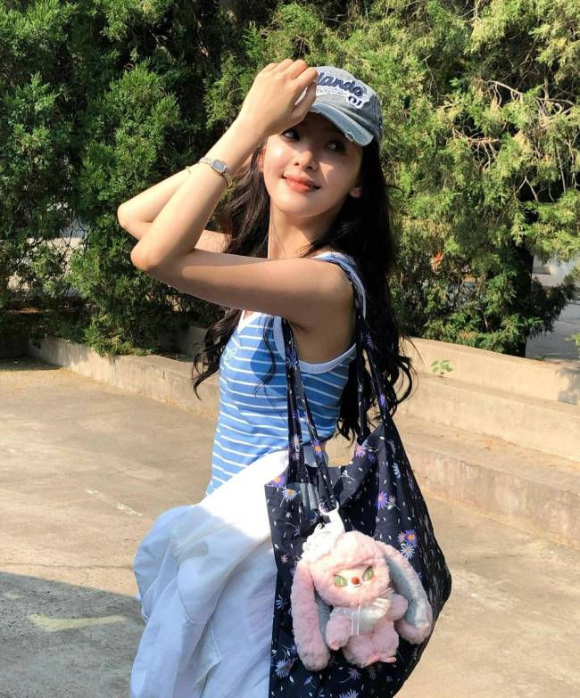 章若楠身穿吊带满满夏日活力 手拿粉色玩偶好吸睛