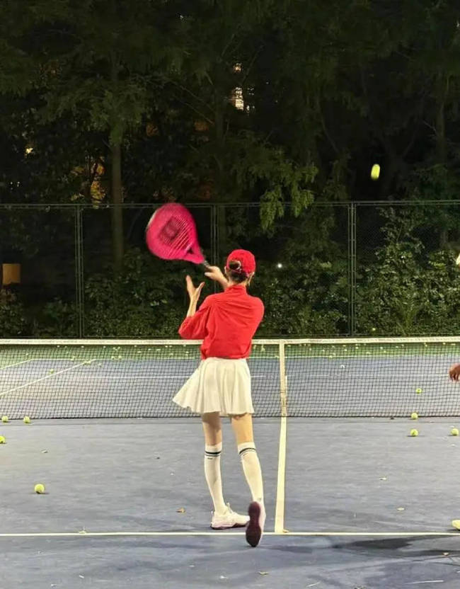 这竟然是41岁的唐嫣！身材窈窕宛如活力“女大”