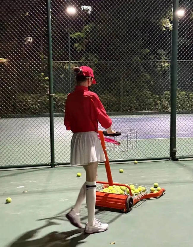 这竟然是41岁的唐嫣！身材窈窕宛如活力“女大”