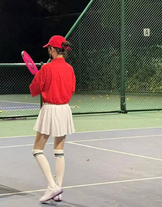 这竟然是41岁的唐嫣！身材窈窕宛如活力“女大”