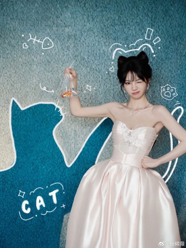 田曦薇身穿浅色抹胸长裙身材窈窕 尽显娇俏活泼