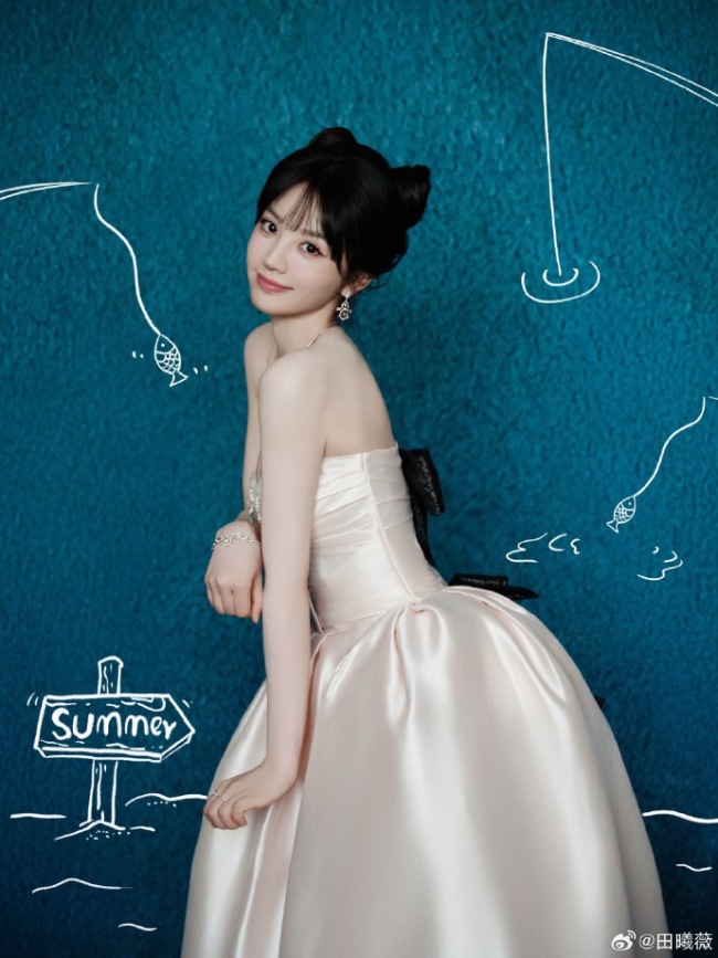 田曦薇身穿浅色抹胸长裙身材窈窕 尽显娇俏活泼