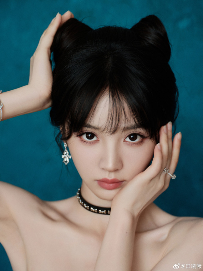 田曦薇身穿浅色抹胸长裙身材窈窕 尽显娇俏活泼