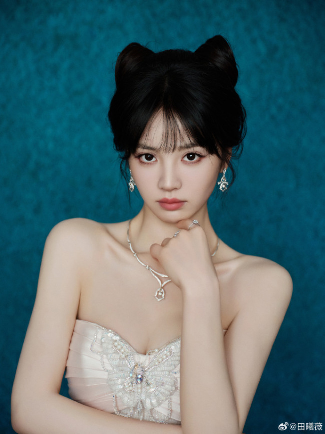 田曦薇身穿浅色抹胸长裙身材窈窕 尽显娇俏活泼