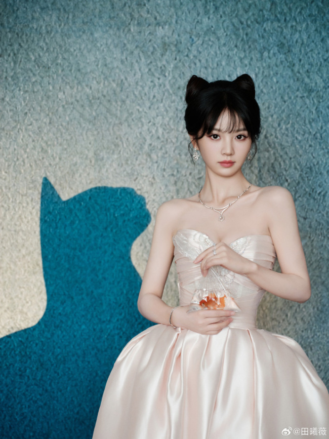 田曦薇身穿浅色抹胸长裙身材窈窕 尽显娇俏活泼