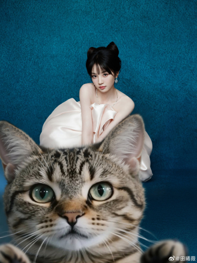 田曦薇身穿浅色抹胸长裙身材窈窕 尽显娇俏活泼